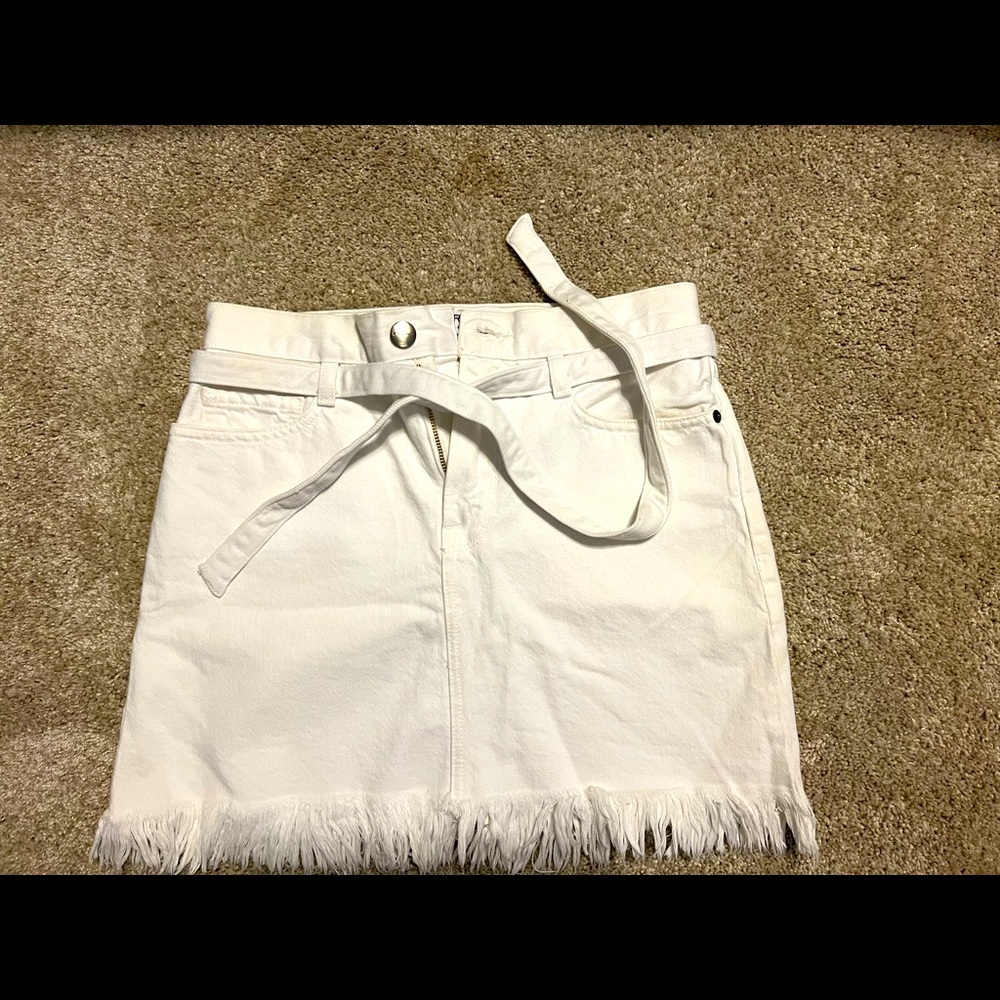White mini skirt, semi new , perfect condition